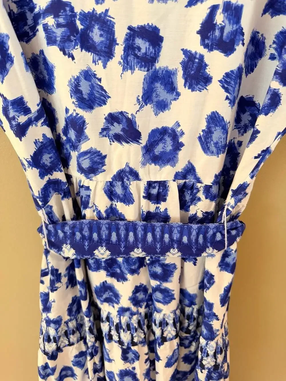 Abercrombie & Fitch Tiered V-Neck Blue Abstract Floral Midi Dress with Belt - Picture 5 of 8